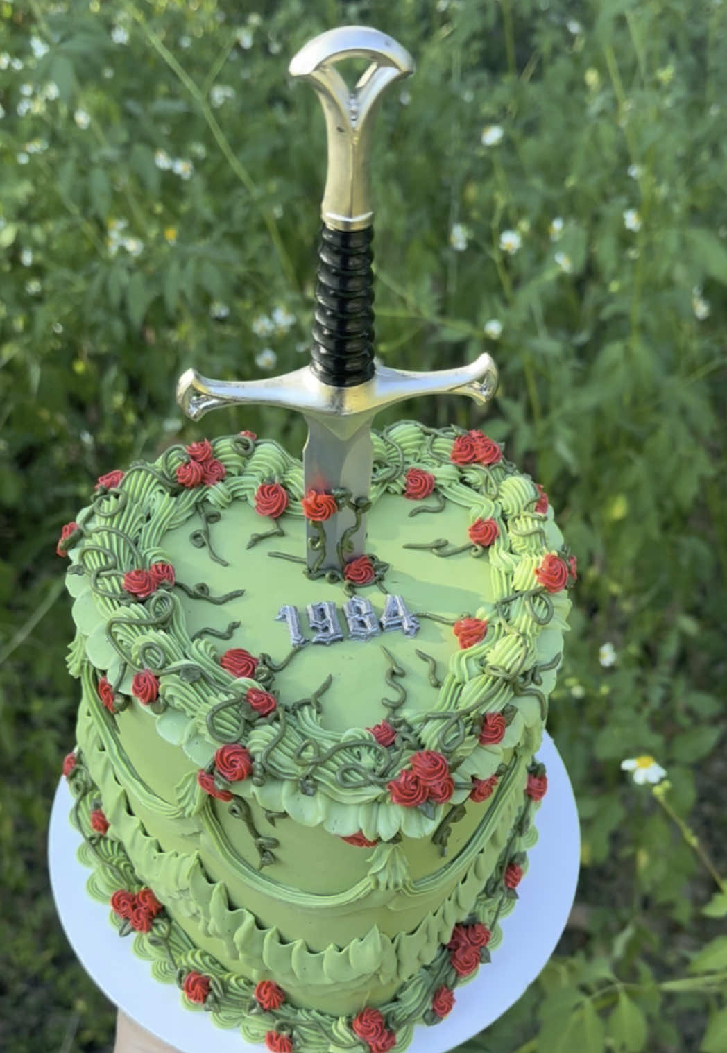 🥀⚔️Dark Fantasy Cake⚔️🥀 6” strawberry cake filled with strawberry jam and vanilla bean Italian meringue buttercream  #darkfantasy #fantasy #dagger #roses #cake #cakedecorating #bakery #baker #cakedecorating #cakes #heartcake #dnd #knightcore #renaissance #BookTok #fyp 