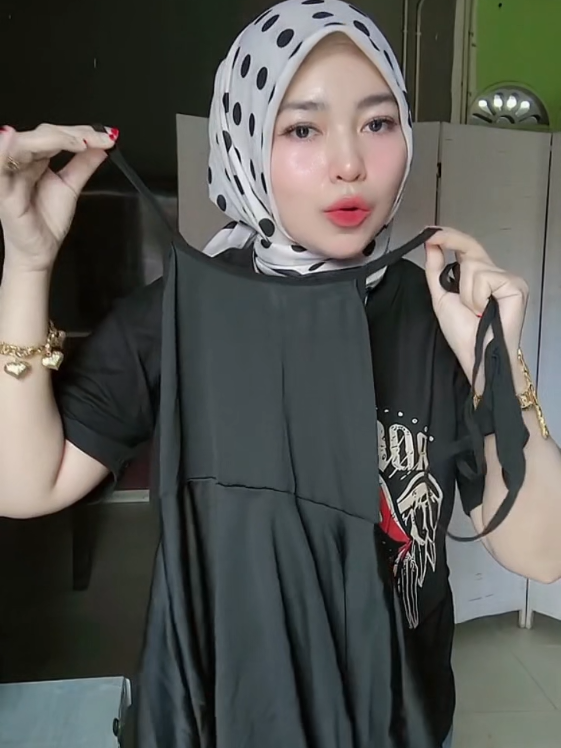 Koleksi baju tidur satin lembut & sejuk di kulit.Potongan moden + saiz besar untuk keselesaan & keyakinan wanita.Sesuai dipakai sebagai piyama santai ataupun special night #bajutidurwanita #piyamawanita #sleepwearmalaysia #ootdmalaysia #fesyenwanita