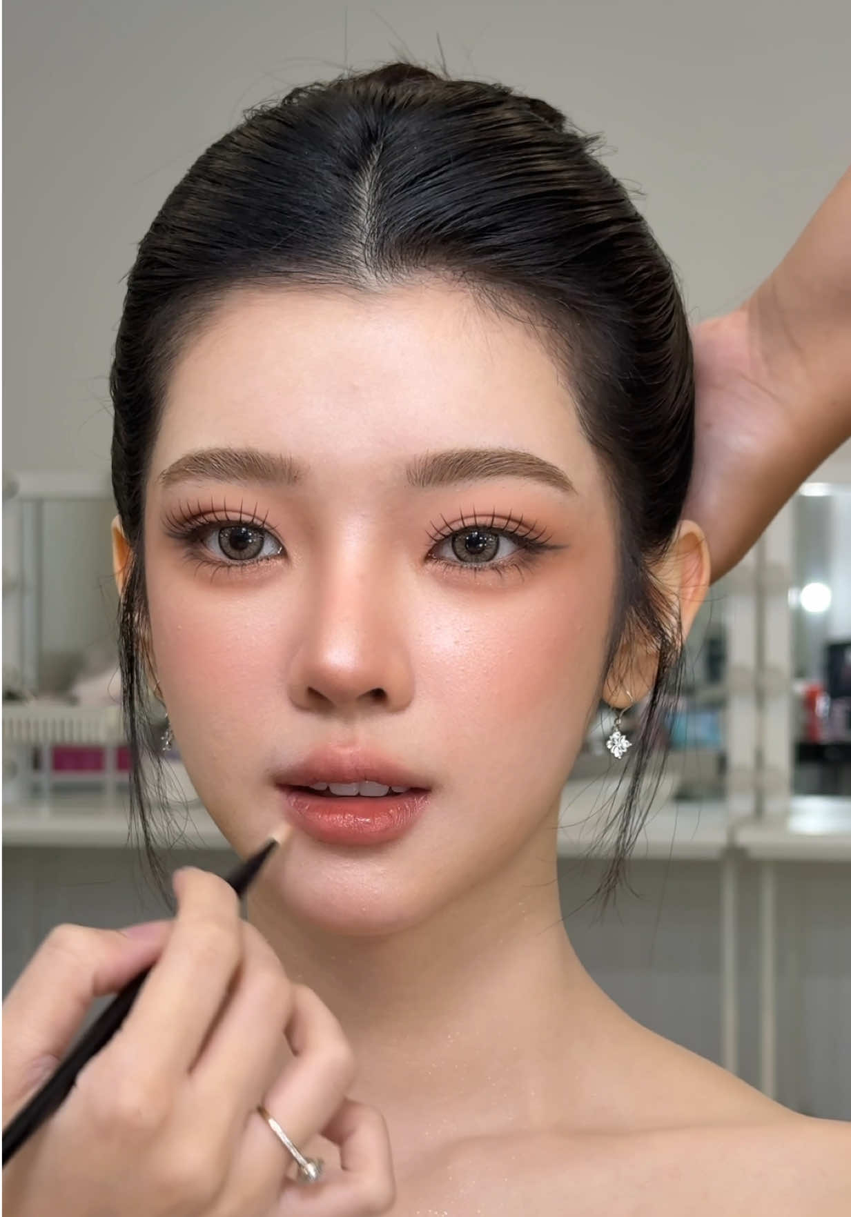 Akhirnya menemukan sunscreen yg #RUIapproved buat dipakai under makeup 🫰🏻😚 Hairdo by @Qavah • RUI  #RUIpricillia #RUIacademy #weddingmakeup #makeuptutorial 