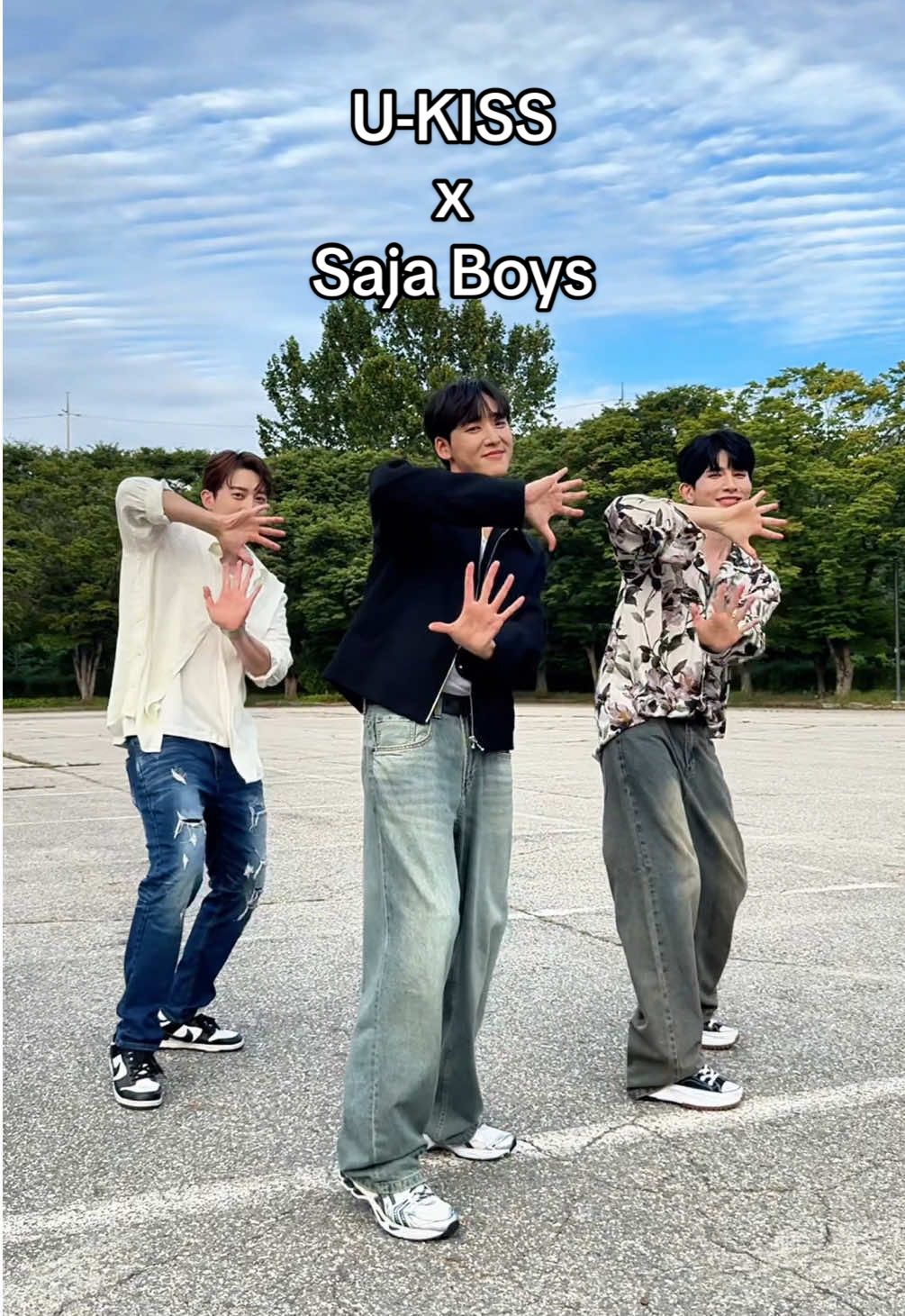 My little U-KISS Pop💋🫧 Feels like a full circle moment to finally do the Soda Pop dance challenge with my boys! 애들아 우리 좀 귀여운데?🤭 @여훈민 @💎기섭 キソプ💎  KISSMEs where you at??✨✨✨ #kpopdemonhunters #sajaboys #huntrix #sodapop #dancechallenge    