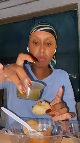 Eating Food Like a True Somali 🇸🇴 😂 #fyp #somali #somalitiktok #Foodie 