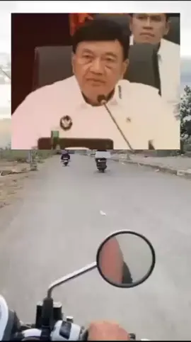 Jokowi harus diadili ..jangan karena satu orang  rakyat dan kepolisian di adu domba.,polisi itu bagus cuma oknum yang bermasalah tp cuma satu alasan yang bs menangkap Jokowi kalau kapolri di ganti dan Jokowi baru bisa di adili.###