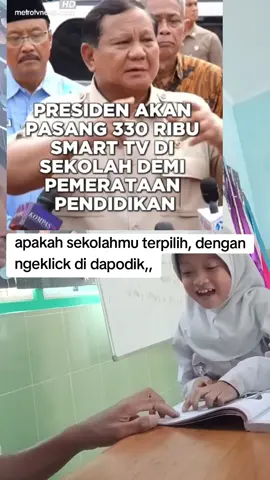 Pemerintah tengah menyiapkan program distribusi layar digital pintar atau smart digital screen untuk sekolah-sekolah di seluruh Indonesia. Presiden Prabowo Subianto menargetkan, distribusi ini akan mencapai 330 ribu sekolah hingga akhir tahun 2025. Menurut Presiden Prabowo, pemanfaatan teknologi sangat penting untuk meningkatkan kualitas pendidikan di Indonesia, terutama di Sekolah Rakyat. Teknologi ini diharapkan dapat mendukung proses pembelajaran jarak jauh dan mewujudkan pemerataan akses pendidikan di berbagai wilayah. narasi : metroTv