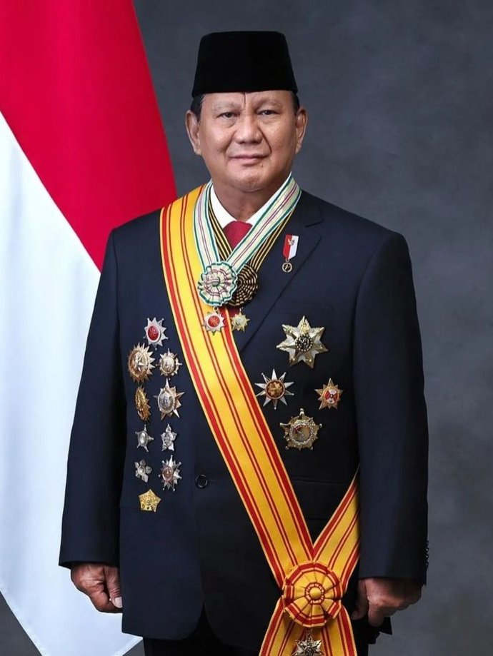 Presiden Prabowo Subianto hari ini tampil di Sidang Umum PBB di New York. Dalam pidatonya, ia menekankan pentingnya perdamaian dunia, keadilan global, dan peran negara berkembang seperti Indonesia dalam menciptakan tatanan dunia yang lebih adil. Prabowo menyuarakan dukungan penuh terhadap kemerdekaan Palestina dan solusi dua negara. Ia juga mengkritik agresi yang melanggar hukum internasional. Selain itu, Prabowo menegaskan bahwa Indonesia siap mengambil peran lebih besar dalam menjaga perdamaian dan stabilitas dunia, sambil memperkenalkan visi pembangunan nasional melalui program Asta Cita. Pidato ini jadi simbol bahwa Indonesia tidak tinggal diam, dan akan terus bersuara lantang di panggung dunia. #prabowo #prabowosubianto #presiden #indonesia #foryoupage #fyp
