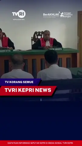 ⚖️ Putusan Sidang Kasus Pengrusakan & Pengancaman! 🌴 Empat terdakwa dinyatakan bersalah dalam kasus kericuhan dan pengrusakan lahan sawit di Desa Tinjul, Singkep Barat. Hakim resmi menjatuhkan vonis kepada 4 orang ini. Pengadilan memutuskan Saudara Mansur bin Arifin bersalah secara sah, dan dijatuhi hukuman 1 tahun penjara 📺 Jangan lewatkan liputan lengkapnya di Kepri Hari Ini 🕒 Hari ini pukul 14.00 WIB hanya di TVRI Kepri! #BeritaKepri #TVRIKepri #KepriHariIni #VonisPengadilan #DesaTinjul #Lingga #KasusSawit #HukumKepri 
