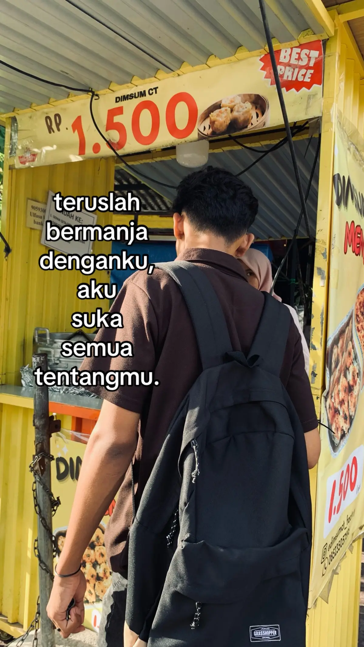 CARA MEMBUAT TEMPURA JEPANG ___ bahan-bahan: 200 gr udang besar, kupas kulitnya (biarkan ekornya) 1 buah terong ungu kecil (iris tipis memanjang) 1 buah wortel (iris tipis memanjang) 6-8 potong brokoli atau jamur (opsional) Bahan Adonan Tempura: 100 gr tepung terigu protein rendah (± 34 gelas) 1 sdm tepung maizena (agar lebih renyah) 1 butir kuning telur 160 ml air es (sangat dingin, bisa tambahkan es batu) Sejumput garam Bahan Pelapis: Sedikit tepung terigu (untuk melapisi bahan sebelum dicelup adonan) minyak Minyak goreng secukupnya (usahakan banyak, untuk deep fry) Cara Membuat: 1. Siapkan Bahan: Cuci dan tiriskan semua bahan sayur dan udang. Keringkan dengan tisu dapur. Taburi sedikit tepung terigu ke bahan (supaya adonan tempura menempel dengan baik). 2. Buat Adonan Tempura: Dalam mangkuk, campur kuning telur dan air es, aduk lepas. Tambahkan tepung terigu, tepung maizena, dan garam. Aduk perlahan dengan sumpit (jangan terlalu rata, biarkan sedikit bergerindil supaya teksturnya renyah saat digoreng). 3. Panaskan Minyak: Panaskan minyak dalam wajan (suhu sekitar 170– 180°C). Tes dengan menjatuhkan setetes adonan – jika Tes dengan menjatuhkan setetes adonan – jika langsung mengapung dan berbuih, minyak siap. 4. Menggoreng: Celupkan bahan (udang atau sayur) ke dalam adonan. Goreng sedikit demi sedikit (jangan terlalu penuh) hingga kuning keemasan. Tiriskan di rak kawat atau tisu dapur. Saus Cocolan Tempura (Tentsuyu): Bahan: 100 ml dashi (atau air kaldu ikan/air biasa + sedikit penyedap) 2 sdm kecap asin 1 sdm mirin (atau gula + air jeruk nipis sebagai alternatif) 1 sdt gula Cara Membuat: Campur semua bahan dan panaskan hingga mendidih. Sajikan hangat dengan tempura. Ikuti Tips Tambahan: Gunakan air ES agar hasil gorengan ringan dan tidak menyerap banyak minyak. Jangan over-mix adonan, supaya tetap ringan. Bisa juga tambahkan potongan es batu ke dalam adonan agar tetap dingin selama digunakan. #fyp #galaubrutal #masukberanda 