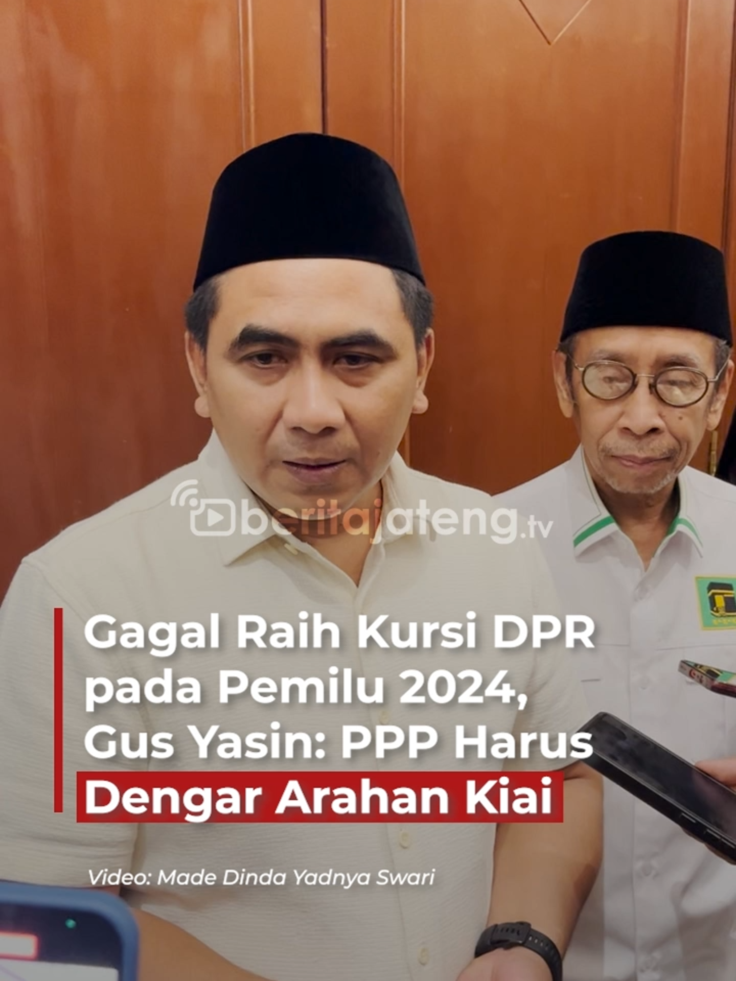 Gagalnya Partai Persatuan Pembangunan (PPP) merebut kursi DPR RI pada Pemilu 2024 lalu menjadi pukulan sekaligus evaluasi bagi kepengurusan PPP 2025-2030. Taj Yasin Maimoen alias Gus Yasin, kader PPP yang diajukan sebagai calon Sekretaris Jenderal (Sekjen) 2025-2030 pada Muktamar ke-10, mengungkap strategi agar bisa membawa partai berlambang kabah tersebut merebut kursinya kembali di Senayan.  Salah satu caranya ialah dengan mendengarkan arahan kiai pendahulu PPP. Hal itu Gus Yasin ungkap saat dijumpai di Hotel Grand Candi, Kota Semarang, Senin, 22 September 2025. Pihaknya menekankan, PPP tak boleh lepas dari arahan para kiai. Dalam hematnya, PPP berdiri sebagai warisan perjuangan kiai, sehingga setiap langkah harus berpijak pada nasihat mereka. #infoviral #infoterbaru #infoterupdate #informasi #infofakta #infofakta #beritajateng #beritanasional #beritaindonesia #beritafakta #viralkan #viralbanget #viralindonesia #fyp #trending #viralvideo #viral #jawatengah #kotasemarang #solo #semarangviral #jawatengah #infokejadiansemarang