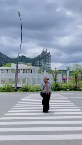 Jalan-jalan ke IKN dijamin sehat 😆 karena luas banget dan harus jalan kaki. Saran dari aku sih kalo mau jalan-jalan kesini pagi atau malem sekalian karena klo siang panasnya ga normal banget 😩 #ikn #ibukota #ibukotanusantara #kalimantan #ibukotabaru 