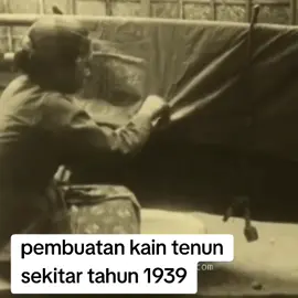 terlihat perempuan nusantara dengan teliti membuat kain tenun dan di dokumentasikan era kolonial belanda#indonesia🇮🇩 #fy #sejarahindonesia #fyp 