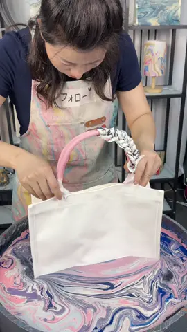 植物性の漆でキャンバスバッグがピンクと青の霞みがかったグラデーションにまるで空の雲みたいに幻想的で可愛い仕上がりに#DIY #無形文化遺産 #手作り #漆染 