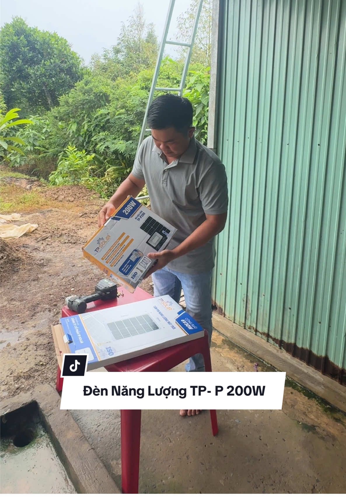 Tiếp tục lắp đèn năng lượng mặt trời thôi. #kenhcuatoan #tpsolar #dennlmt 