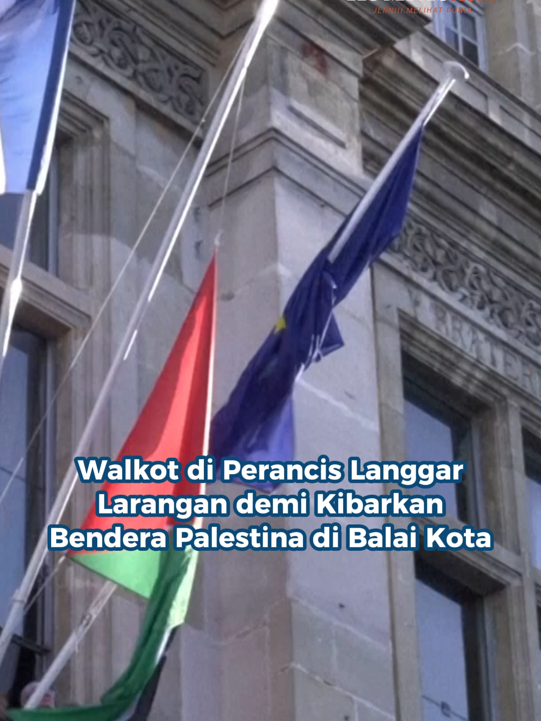 Sejumlah wali kota di Perancis menentang larangan pemerintah dengan mengibarkan bendera Palestina di balai kota, hanya beberapa jam sebelum Presiden Emmanuel Macron mengakui Palestina di Sidang Umum PBB, Senin (22/9/2025). Wali Kota Saint-Denis Mathieu Hanotin menaikkan bendera Palestina berdampingan dengan Perancis dan Uni Eropa. “Ini hanyalah aksi sehari sebagai bentuk solidaritas dengan rakyat Palestina,” ujarnya. Sejak Jumat (19/9/2025), bendera Palestina sudah berkibar di Malakoff dan Mauléon-Licharre, meski sempat menuai gugatan hukum. Kementerian Dalam Negeri mengingatkan, pengibaran bendera berisiko “membawa konflik internasional” ke dalam negeri. Namun, dukungan di Perancis justru makin meluas. Sumber: Associated Press Kreatif: Blanka Rahel Maretha Joanne Produser: Reza Kurnia Darmawan ~R #Perancis #Palestina #Palestine #Global ##Cut