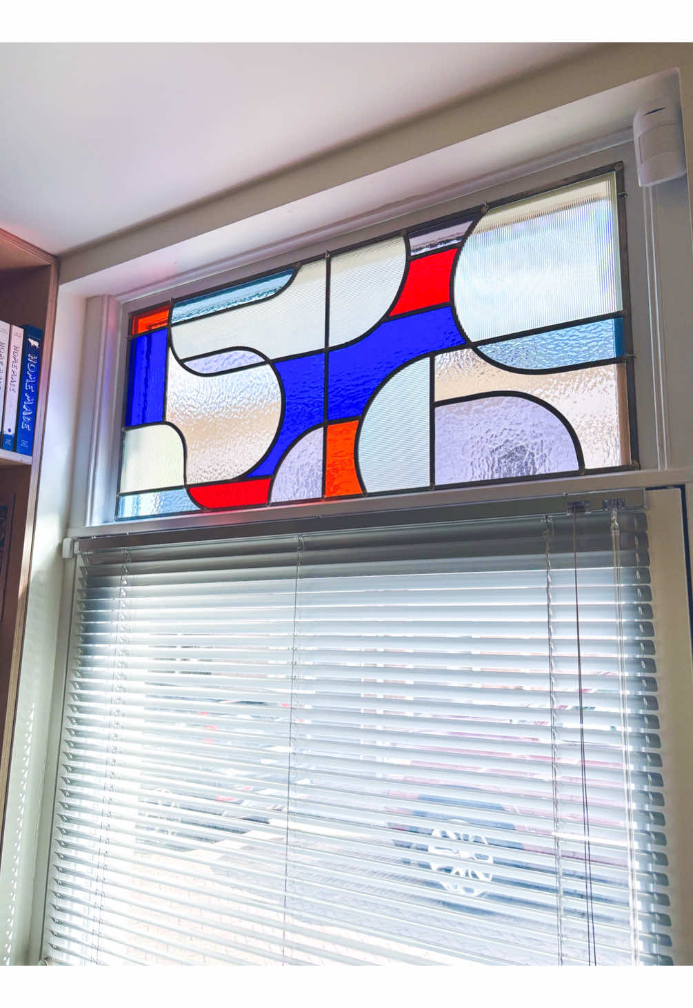 Wanneer je eigenlijk ‘nee’ zegt op een opdracht in hartje Amsterdam maar de klant je toch overtuigt door hun uitzonderlijk kleurrijk huisje en waaauwie: wat een prachtig interieur 🥰! Zo stijlvol verbouwd met als kers op de taart 2 glas-in-loodkunstwerkjes. Merci @Robin Kapitein voor de assistentie ter plaatse 🕺🏼 #handmadeinbelgium #stainedglass #glasinlood #colorpop #amsterdam 