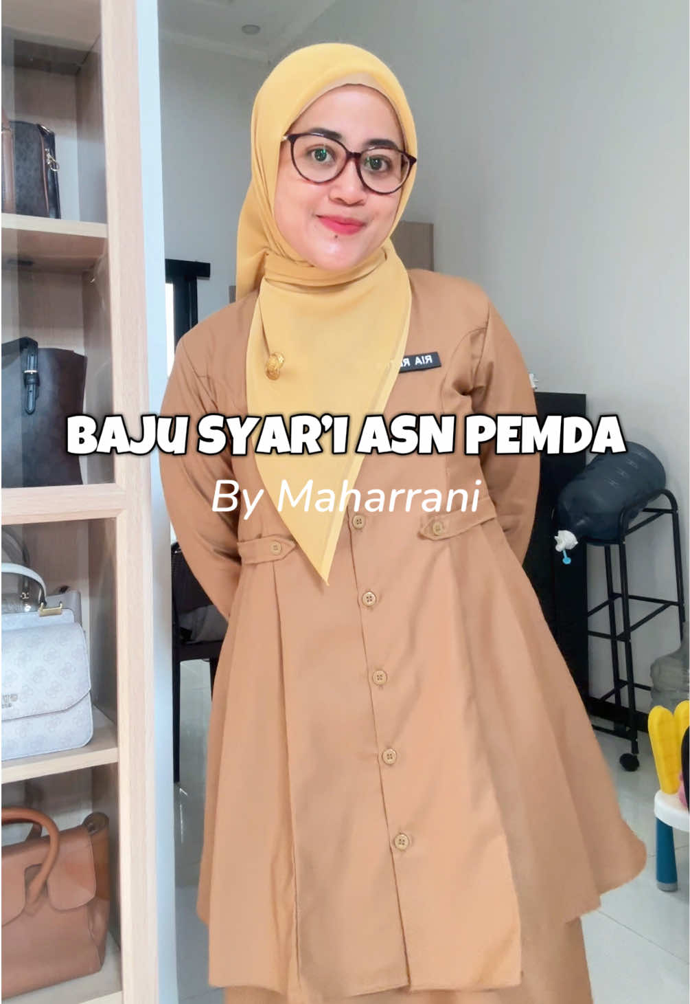 Baju ASN Pemda ga harus yang press body terus yaa. Bisa juga pake versi syar’i kayak gini 👌✨ by @Maharrani #asnpemda #bajuasn #bajukerja #seragamkhakipns #pdhkhaki 