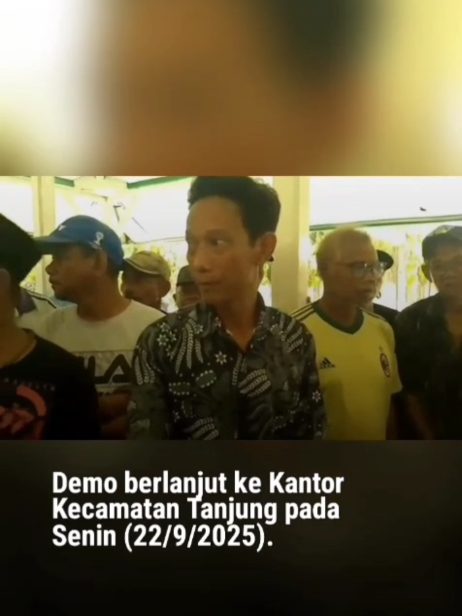 PanturaPost.com, BREBES – Desakan warga Desa Sengon, Kecamatan Tanjung, Kabupaten Brebes, agar Kepala Desa (Kades) Ardi Winoto mundur dari jabatannya kian menguat.  Setelah beberapa kali aksi di balai desa, kini massa bergerak ke Kantor Kecamatan Tanjung, Senin (22/9/2025), untuk menyuarakan tuntutan yang sama. Koordinator aksi, Sukron (40), menegaskan, klarifikasi yang disampaikan kades sebelumnya tidak memuaskan warga.