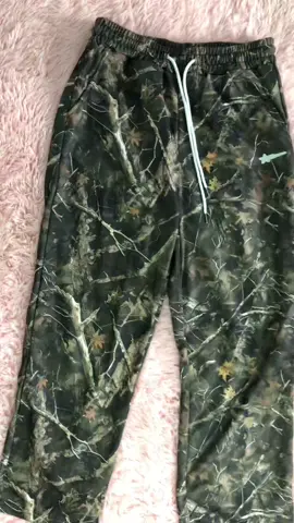 🔥 This pair of divine pants has made me deeply moved by autumn! 👖 ✨ Trembling sensation! Losing 10 pounds is not a dream! Once put on, the legs are 2.8 meters long 💯 The fabric is so soft and sticky that I don't want to take it off In the autumn wind, there is a gentle buff, walking with the wind and keeping warm! 👉 Paired with a hoodie is an American casual style N possible outfits for a pair of pants #autumnoutfit #recommended #Show #Shopping #OOTD#clothes #beauty #kpop