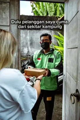 Selama beberapa tahun terakhir, platform ojek online telah menjadi mitra bagi para pelaku UMKM. Layanan ini bukan sekadar alat pengantar, melainkan jembatan antara produk lokal dan konsumen luas yang tersebar di berbagai sudut kota. Tanpa ojol, jangkauan pasar UMKM menjadi sangat terbatas. #fyp #ojekonline #transportasionline #ojol 