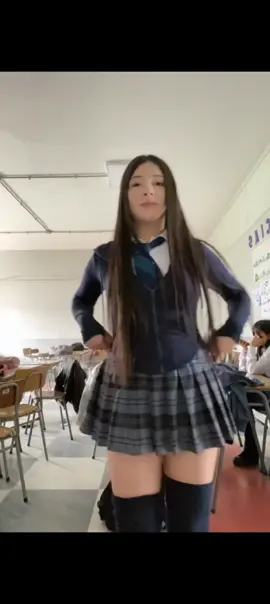 colegiala bailando
