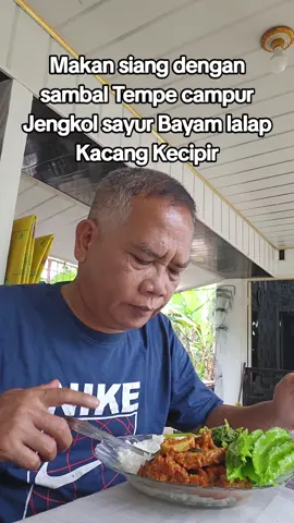 Kecipir! Kacang kecipir adalah salah satu jenis kacang yang populer di Indonesia. Berikut beberapa fakta tentang kecipir: - *Nama lain*: Kecipir juga dikenal sebagai kacang buncis atau kacang panjang hijau. - *Rasa*: Kecipir memiliki rasa yang manis dan renyah. - *Tekstur*: Kecipir memiliki tekstur yang crunchy dan segar. - *Manfaat*: Kecipir kaya akan protein, serat, dan vitamin, sehingga baik untuk kesehatan pencernaan dan dapat membantu menurunkan kadar kolesterol. - *Penggunaan*: Kecipir sering digunakan dalam masakan Indonesia, seperti tumis kecipir, sayur asem, dan gado-gado. Kecipir adalah salah satu jenis sayuran yang dapat ditambahkan dalam berbagai hidangan untuk menambah rasa dan nutrisi.