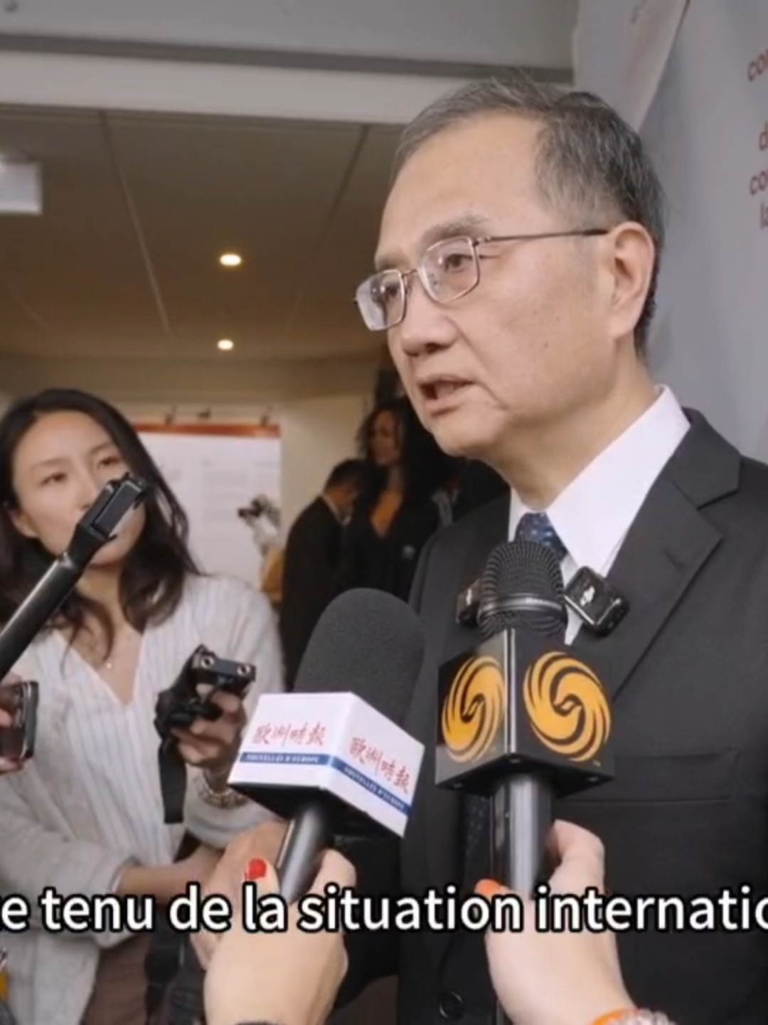 À l'issue du vernissage de l’exposition de photos « Mémoire d’Orient » commémorant le 80ᵉ anniversaire de la victoire de la Guerre de résistance du peuple chinois contre l’agression japonaise et de la Guerre antifasciste mondiale, M. l'Ambassadeur DENG Li a répondu à la question d'un journaliste sur l'initiative pour la gouvernance mondiale. #Chine