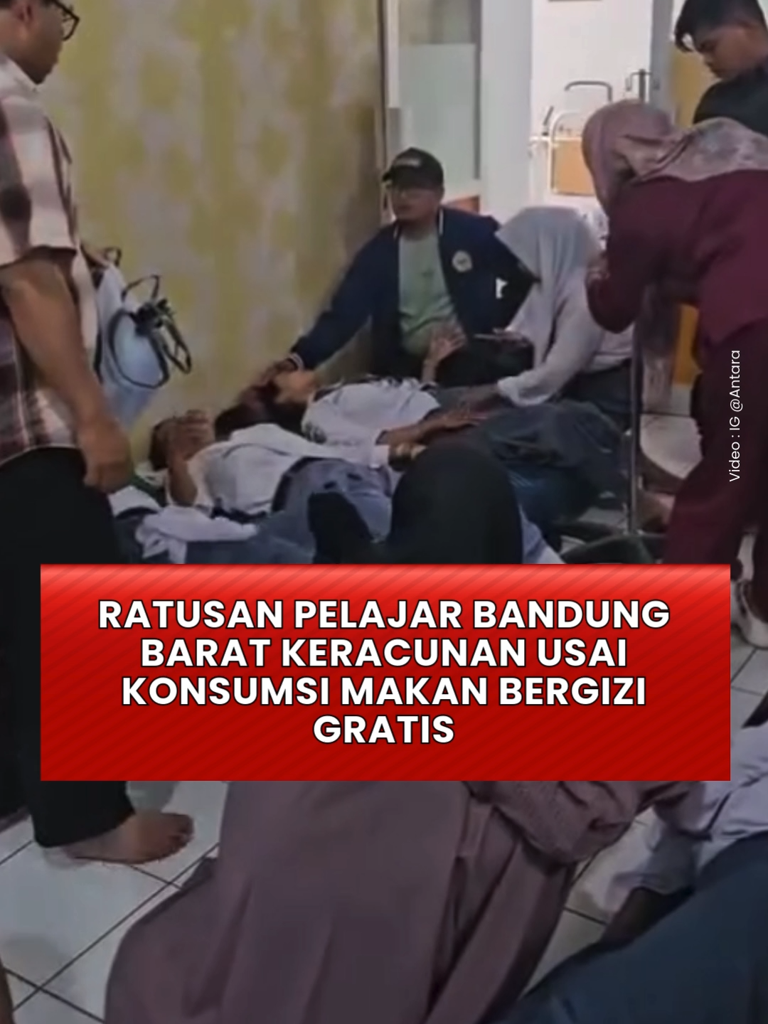 Kasus keracunan massal kembali terjadi di Bandung Barat. Kali ini, ratusan pelajar diduga sakit setelah mengonsumsi makanan dari program Makan Bergizi Gratis (MBG). Awalnya tercatat 75 korban, namun jumlahnya melonjak drastis hingga 352 orang, termasuk pelajar SD, SMP, SMK, anak PAUD, bahkan beberapa orang tua yang mencicipi menu tersebut. Gejala yang dialami umumnya muntah-muntah dan sesak napas. Sebagian korban sudah diperbolehkan pulang, sementara puluhan lainnya dirujuk ke rumah sakit untuk perawatan intensif. Peristiwa ini kembali menimbulkan sorotan publik terhadap pelaksanaan program MBG di daerah. GW #BandungBarat #KeracunanMassal #MakanBergiziGratis #KeracunanMBG #BeritaBandung #KesehatanPelajar #ViralIndonesia #BreakingNews #KesehatanAnak