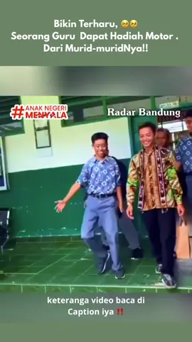 Bikin Haru: Guru Ini Mendapat Hadiah Motor dari Murid-Muridnya Seorang guru yang selama ini dikenal berdedikasi tinggi dan setiap hari hanya mengandalkan sepeda untuk mengajar, mendapat kejutan yang tak pernah ia duga. Tepat di hari perpisahannya karena pindah tugas, para murid dengan penuh rasa sayang menghadiahkan sebuah sepeda motor. Hadiah tulus ini menjadi bukti nyata betapa sang guru begitu dicintai dan dihormati sebagai sosok teladan. Tindakan para murid bukan sekadar pemberian hadiah, melainkan wujud penghargaan dan terima kasih mendalam atas ilmu, ketulusan, serta pengabdian yang telah ia curahkan selama ini.