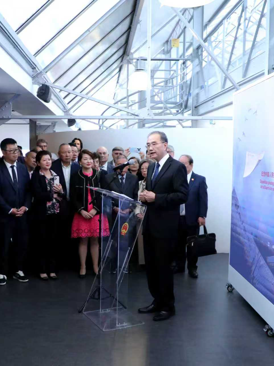 Le 16 septembre, l’Ambassade de Chine en France a organisé le vernissage de l’exposition de photos « Mémoire d’Orient » commémorant le 80ᵉ anniversaire de la victoire de la Guerre de résistance du peuple chinois contre l’agression japonaise et de la Guerre antifasciste mondiale. M. l’Ambassadeur DENG Li, M. le Ministre CHEN Dong, ainsi qu’environ 180 amis français de divers milieux et représentants du corps diplomatique et de la communauté chinoise en France y ont assisté. #Chine