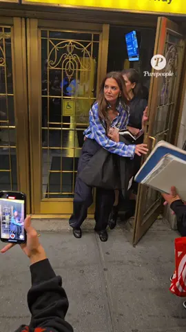 🌟 Katie Holmes fait sensation à Broadway 🌟 L’actrice a fait une apparition remarquée en quittant la comédie musicale Hamilton à New York 🎭✨. Toujours élégante et souriante, Katie a captivé les regards en quelques pas seulement 👀💃. Et vous, vous aimez son style casual chic ? 💬 #Purepeople #bestimage #KatieHolmes #Hamilton #Broadway 