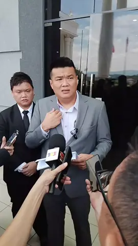 Ahli perniagaan, Albert Tei mendakwa terdapat 'tikus' dalam SPRM yang membocorkan keterangannya yang sulit kepada Ketua Menteri Sabah, Datuk Seri Panglima Haji Noor.  Tei, 37, didakwa memberikan suapan RM200,000 dan RM150, 000 masing-masing kepada dua ADUN Sabah, iaitu Datuk Dr Yusof @ Josree Yacob dan Datuk Andi Muhammad Suryady Handy sebagai dorongan membantu menguruskan permohonan 'prospecting license' bagi mendapatkan lesen untuk mencari gali mineral di Sabah untuk dua buah syarikat.  #malaysia #berita #sabah #fyp #tikus 