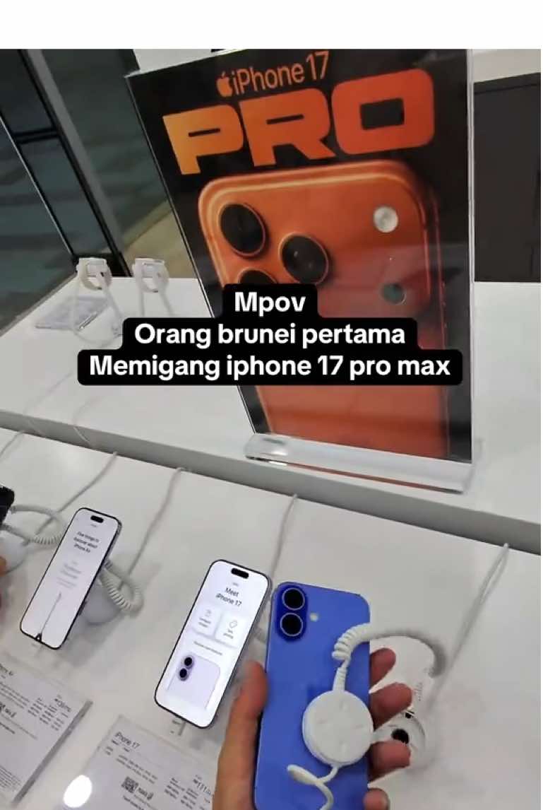 Mpov Orang brunei pertama Memigang iphone 17 pro max. Specializing in sports recovery massage for athletes and active individuals. Our services include deep tissue, myofascial release, and injury prevention. Book your session today. Provide professional sports massage coverage for your next event, including races, tournaments, and corporate wellness days. We bring our expertise directly to you. Get a custom NFC digital business card that lets you share your contact info, social media, and portfolio with a single tap. A modern, sustainable way to network. Sport recovery massage practitioner. Sport event coverage. Nfc digital businesscard. @digitalbusinesscard.bwn @Sport Performance Massage2.BWN