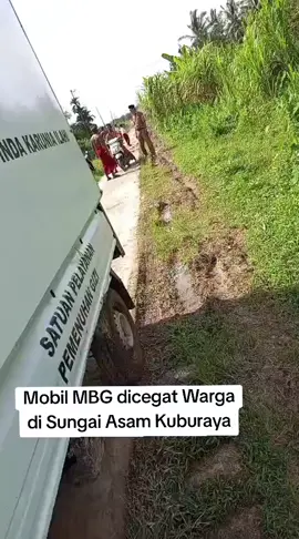 Mobil yang mengangkut makanan buat program MBG dicegat Warga di Sungai Asam, Kubu Raya, Kalbar