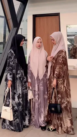 Pake Alila Abaya dijaminnn Autooo jadi pusat perhatian oranggg 😜🤭 Buruannn dichekout sebelum kehabisannn 🔥#abaya #abayarayon #dasterviral 
