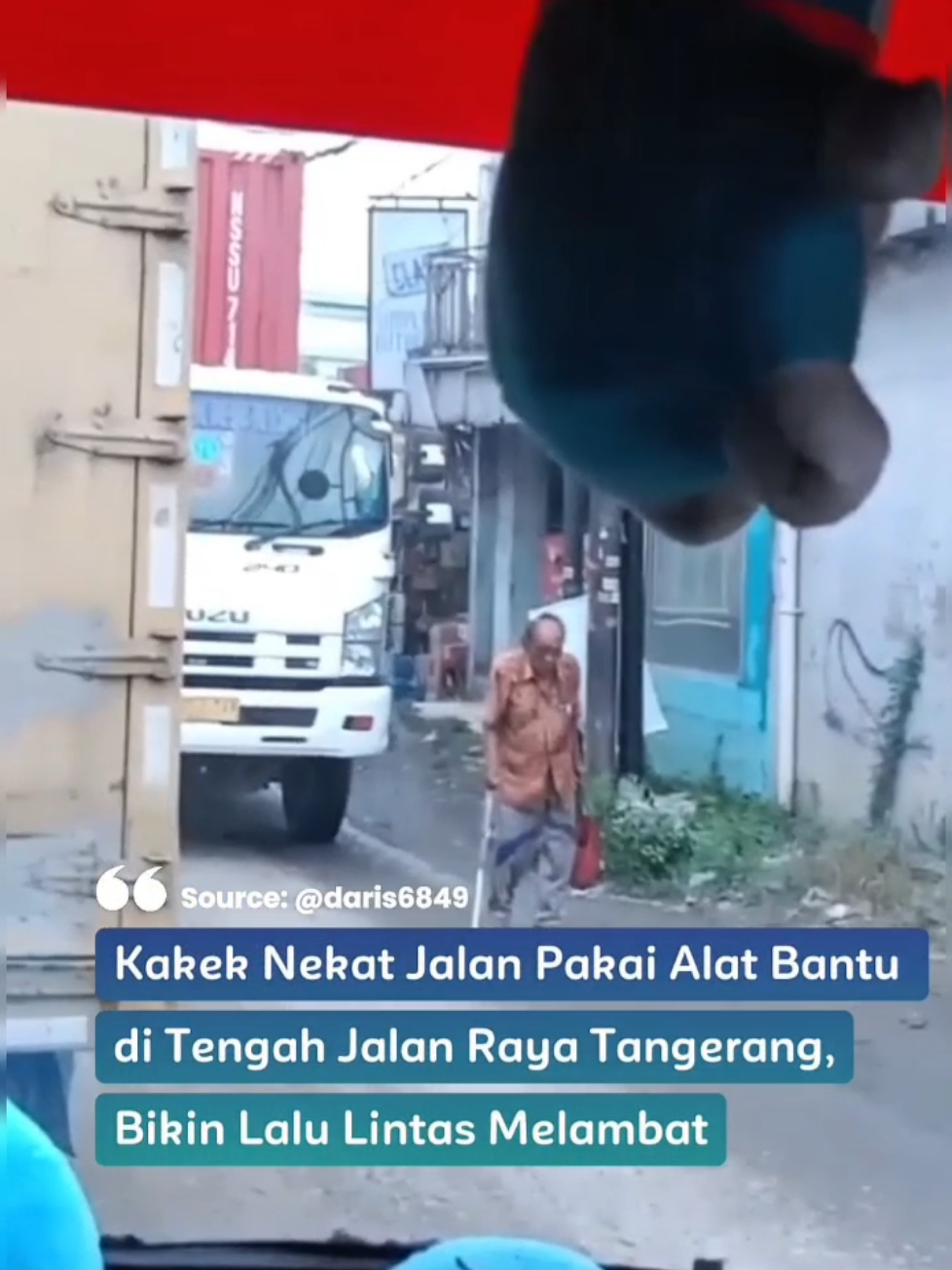 Kakek Nekat Jalan Pakai Alat Bantu di Tengah Jalan Raya Tangerang, Bikin Lalu Lintas Melambat Sebuah pemandangan tak biasa terjadi di Jalan Raya Kosambi, Tangerang, ketika seorang kakek berjalan di tengah jalur kendaraan menggunakan walker. Dengan langkah tertatih, ia memaksa kendaraan mulai dari sepeda motor hingga truk untuk bergerak pelan di belakangnya. Beberapa pengendara mencoba menegur dengan sopan agar sang kakek menepi, namun justru dibalas teriakan kesal. Situasi sempat menegangkan, tetapi keributan bisa dihindari karena pengguna jalan lain memilih bersabar. Momen itu bahkan diselingi suara tawa pengendara yang kagum dengan keteguhan sang kakek. #radarsurabaya #jawapos #viral