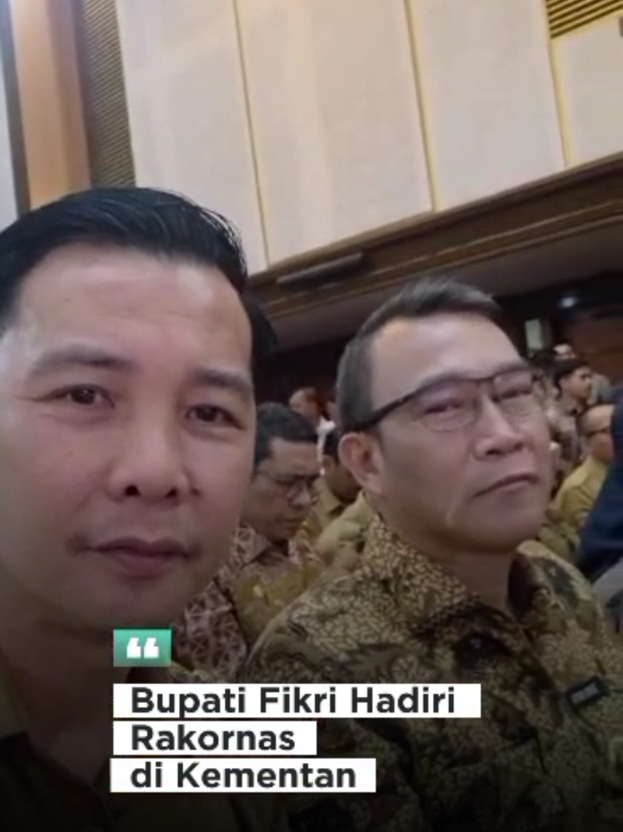 Bupati Rejang Lebong Hadiri Rakornas Hilirisasi Perkebunan di Kementan, Presiden Siapkan Rp 9,95 T MEDIA CENTER REJANG LEBONG– Bupati Rejang Lebong, H.M. Fikri Thobari, SE, MAP menghadiri Rapat Koordinasi Nasional (Rakornas) Percepatan Pelaksanaan Program Hilirisasi Komoditas Prioritas Perkebunan yang digelar Kementerian Pertanian di Auditorium Gedung F, Kantor Pusat Kementerian Pertanian, Jakarta, Senin (22/9/2025). Rakornas ini merupakan tindak lanjut arahan Presiden Prabowo Subianto terkait percepatan hilirisasi sektor perkebunan. Pemerintah mengalokasikan dana sebesar Rp 9,95 triliun untuk program hilirisasi perkebunan yang dijalankan bertahap pada periode 2025–2027. Untuk tahun ini, anggaran yang dicairkan mencapai Rp 2,54 triliun. Acara dihadiri Menteri Pertanian Andi Amran Sulaiman, Menteri Dalam Negeri Tito Karnavian, Wakil Menteri Pertanian Sudaryono, jajaran BUMN pangan, serta kepala daerah dari 200 kabupaten/kota di Indonesia.