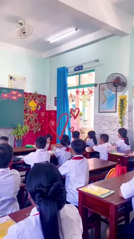 Các em ko hiểu được cảm giác khi cô nghe tiếng trống tan trường đâu? Cô là người mừng nhất lớp. #nangluongdautuan#lophocvuive #cogiaotieuhoc  #cogiaoChi 