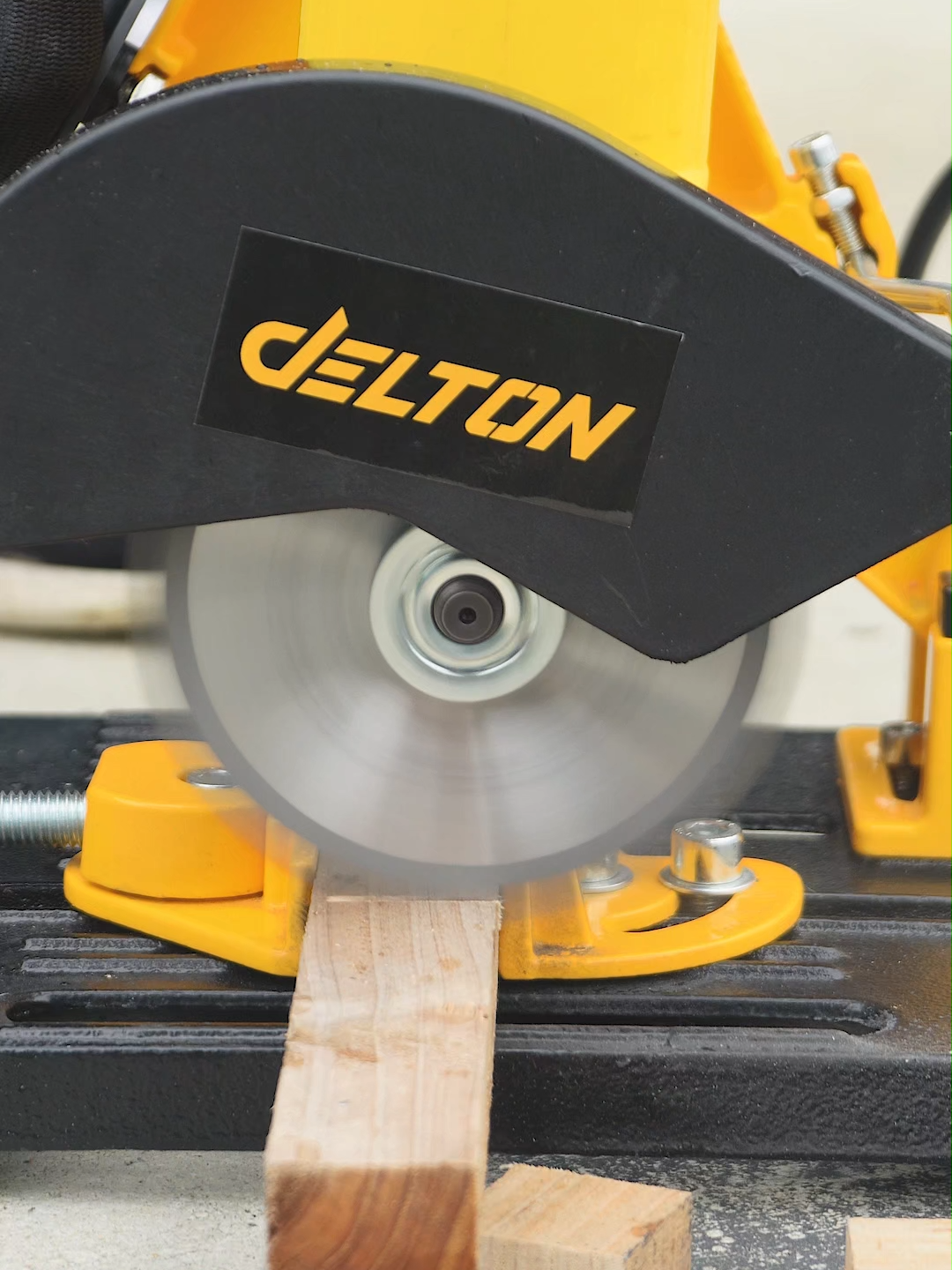 ⚙️ DELTON แท่นจับหินเจียร ลูกหมู 4 นิ้ว ฐานเหล็กหล่อ Cast Iron หนาพิเศษ แข็งแรง มาพร้อม ปากกาจับชิ้นงาน ปรับองศาได้ 0–45° จับแน่น ตัดไม่สะบัด มี ฝาครอบป้องกันสะเก็ด🛡 ตัดงานได้ ตรง เที่ยง เป๊ะ ใช้งานง่ายกว่าที่คิด รองรับเครื่องเจียร (ลูกหมู) ขนาด 4 นิ้ว ทุกยี่ห้อ ✅เหมาะกับทั้งงานไม้ งานเหล็ก งาน DIY และช่างมือโปร 💯 เสริมพลังลูกหมูให้กลายเป็นแท่นตัดมืออาชีพ 🪵🔩✨ #delinomall #delton #AG-STAND-4I #แท่นจับหินเจียร์ #เครื่องเจียร์ #อุปกรณ์ช่าง #เครื่องมือช่าง #งานไม้ #DIY #สินค้าคุณภาพ #พร้อมส่ง #กดตะกร้าเพื่อสั่งซื้อ