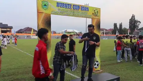 KAPOLRES KUNINGAN AKBP Muhammad Ali Akbar, S.I.K.M.Si. Menghadiri penutupan pertandingan bupati cup tahun 2025. Apresiasi kepada seluruh peserta yang telah menjunjung tinggi sportivitas selama kompetisi berlangsung, serta mengucapkan selamat kepada para juara. Semoga melalui ajang ini dapat lahir bibit-bibit atlet berprestasi yang mampu membawa nama baik Kabupaten Kuningan di tingkat yang lebih tinggi. @multimedia.humaspolri @divisihumaspolri @ntmcpolri @polisi_indonesia @polisiindonesia @halopolisi @polri @berita_polisi_terkini @humaspolda.jabar @polkipolwanjabar @polda.jabar @polisijawabarat @Polisi_ku @abdinegaraofficial @forumsahabatpolisi @kuninganrepost @kabupatenkuningan _____ #pesanpolisikuni #kuninganaman #kuningansejahtera #multimediapolri #divhumaspolri                    
