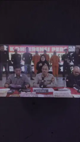 Polres Garut Ungkap Sindikat Uang Palsu, Tiga Orang Ditangkap Garut | Satreskrim Polres Garut berhasil mengungkap kasus tindak pidana pemalsuan mata uang rupiah di wilayah Kabupaten Garut. Tiga orang tersangka di tangkap berikut ribuan lembar uang palsu pecahan Rp. 100 ribu serta sejumlah peralatan produksi yang di gunakan untuk membuat uang palsu. Selasa (23/9/2025). Kapolres Garut AKBP Yugi Bayu Hendarto mengatakan kasus ini terbongkar pada Kamis, 18 September 2025 setelah Unit III Pidum Satreskrim bersama Team Sancang Polres Garut menerima laporan masyarakat terkait aktivitas mencurigakan di kawasan Perumahan Rabbany Regency, Desa Godog, Kecamatan Karangpawitan. Dari hasil penyelidikan, polisi mengamankan tiga tersangka, masing-masing berinisial A (47) warga Kecamatan Katapang Kabupaten Bandung, RP (26) warga Kecamatan Pabuaran Kabupaten Serang, dan DS (27) warga Kecamatan Padaherang, Kabupaten Pangandaran.  Tersangka A berperan sebagai pemodal sekaligus penyedia alat dan bahan pembuatan uang palsu dan merupakan residivis di kasus yang sama, sementara tersangka RP dan DS bertugas membantu proses produksi dengan memasang benang, menge-press, serta memotong lembaran uang palsu. “Dari tangan para tersangka, kami mengamankan 1.223 lembar uang pecahan Rp. 100 ribu palsu yang sudah siap edar, 80 lembar pecahan Rp. 100 ribu yang belum diberi nomor seri dan pita, 428 lembar pecahan Rp. 100 ribu yang belum diberi nomor seri dan belum di press, 986 lembar pecahan Rp. 100 ribu dalam bentuk lembaran yang tiap lembar berjumlah 4 lembar uang Rp. 100 Ribu. Selain itu di amankan juga peralatan produksi berupa printer, laptop, mesin press, screen sablon, tinta UV, serta berbagai bahan baku lainnya. Atas perbuatannya, para tersangka dijerat dengan Pasal 36 dan Pasal 37 Undang-Undang Nomor 7 Tahun 2011 tentang Mata Uang, serta Pasal 244 dan Pasal 245 KUHP dengan ancaman hukuman pidana penjara maksimal 15 tahun dan denda hingga Rp50 miliar. Polisi menegaskan bahwa peredaran uang palsu sangat merugikan masyarakat dan mengganggu stabilitas perekonomian. Karena itu, Polres Garut mengimbau masyarakat untuk lebih teliti dalam menerima uang tunai dan segera melapor jika menemukan uang yang diragukan keasliannya. #fyp  #humaspoldajabar  #Humaspolresgarut  #MediaEksposkriminal 
