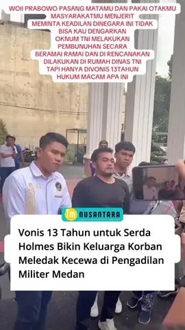Rasa kecewa dan amarah keluarga korban pecah usai sidang vonis Serda Holmes di Pengadilan Militer I-02 Medan. Ricky Hartono Sianipar, adik korban, bersama ibunya Riris Simanungkalit, menilai hukuman 13 tahun penjara tidak sebanding dengan nyawa Andreas Sianipar yang dihabisi. “Kami sudah berjuang 9 bulan seperti orang gila mencari keadilan, tapi vonis ini sangat melukai hati kami,” kata Ricky. Sang ibu menegaskan seharusnya Holmes dijatuhi hukuman seumur hidup sesuai tuntutan. Kuasa hukum keluarga, Josua Simatupang, juga menilai ada kejanggalan putusan hakim karena unsur perencanaan jelas terbukti. Publik pun menyerukan agar Presiden @prabowo dan KSAD @tni_angkatan_darat @puspen_tni memberi perhatian serius atas rasa keadilan yang tercederai. #im_nusantara #SerdaHolmes #BreakingNews #TNI #Prabowo 