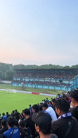 Aksi Brigata Curva Sud (BCS) mewarnai stadion wergu wetan Kudus kala pertandingan Persiku vs PSS dalam lanjutan liga 2 Pegadaian Championship Ahad 21 September 2025 #BCSxPSS #BCS #Ultras #Persiku 