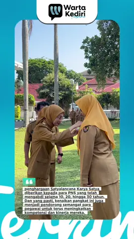 Kediri — Wali Kota Kediri, Vinanda Prameswati, baru saja menggelar apel pagi yang berlangsung penuh makna di halaman Balai Kota Kediri pada Selasa (23/9). Yang lebih menarik, dalam apel tersebut, Vinanda secara simbolis menyerahkan Surat Keputusan (SK) Kenaikan Pangkat bagi lebih dari 280 Pegawai Negeri Sipil (PNS) yang akan naik jabatan mulai 1 Oktober 2025. Tak hanya itu, lebih dari 400 PNS juga menerima Penghargaan Satyalancana Karya Satya atas pengabdiannya yang luar biasa di pemerintahan Kota Kediri. Vinanda mengungkapkan, penghargaan dan kenaikan pangkat ini bukan sekadar formalitas. “Ini adalah bentuk apresiasi, tetapi juga pengingat bahwa tanggung jawab kita sebagai PNS semakin besar. Selamat kepada yang menerima, kalian pantas mendapatkannya, ujar Vinanda dengan semangat. Integritas, dedikasi, dan profesionalisme.Vinanda menekankan bahwa pengabdian yang tulus adalah kunci utama dalam menciptakan pemerintahan yang bersih dan betul-betul melayani masyarakat.  Tak kalah menarik, penghargaan Satyalancana Karya Satya diberikan kepada para PNS yang telah mengabdi selama 10, 20, hingga 30 tahun tanpa cacat. Dan yang pasti, kenaikan pangkat ini juga menjadi pendorong semangat para pegawai untuk terus meningkatkan kompetensi dan kinerja mereka. Acara yang berjalan dengan khidmat ini juga dihadiri oleh Sekretaris Daerah, para kepala perangkat daerah, dan seluruh ASN di lingkungan Pemerintah Kota Kediri. Dari sisi positif, ini bisa jadi momentum bagi para ASN untuk semakin termotivasi dan mengabdi dengan penuh integritas.  #KenaikanPangkat #SatyalancanaKaryaSatya #PNS #KotaKediri #WaliKotaVinanda  