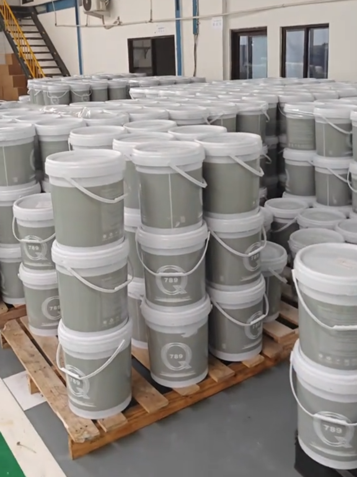 Pabrik jalan, produksi lancar… vibes nya mantap✨ Untuk pemesanan dan info lebih lengkap hubungi: ☎️0822-1118-3789 #epoxyfloor #epoxylantai #catlantai #epoxyindonesia #jasapengecatan