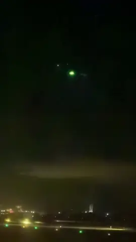 Um grande drone ou OVNI causou o fechamento do Aeroporto de Copenhague, na Dinamarca, hoje. O usuário BillyKryzak fez sua mágica e capturou imagens incríveis dessa aeronave misteriosa sobrevoando o aeroporto 🇩🇰. Relatos indicam que OVNIs foram responsáveis pelo fechamento do aeroporto dinamarquês. Eles foram avistados voando baixo, trazendo à tona comparações com os drones enigmáticos observados em Nova Jersey no início do ano de 2025. #LIVEIncentiveProgram #SideHustleLIVE #PaidPartnership 