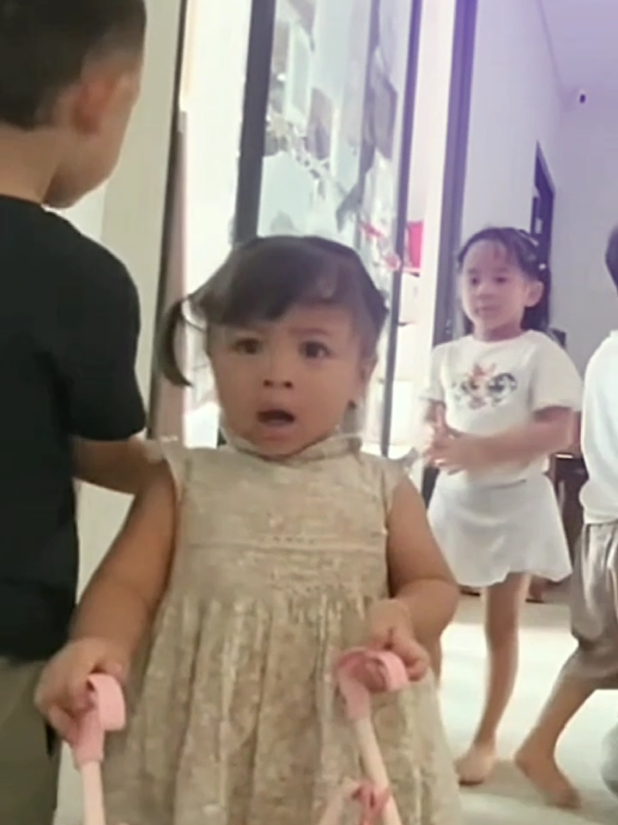 lily : hidung gw dipencet😠 . . #lily #lilyslavina #ranaimamalikaraudiaandara #ranaima #rayyanza 
