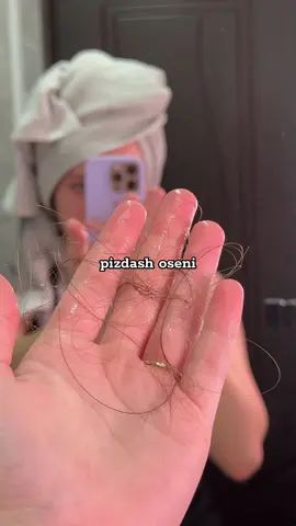 У кого еще осенью начинается такое, или подобное?)🙄🍂меня спасает только сыворотка с розмарином🙏🏻 #hair #волосы #уходзаволосами 