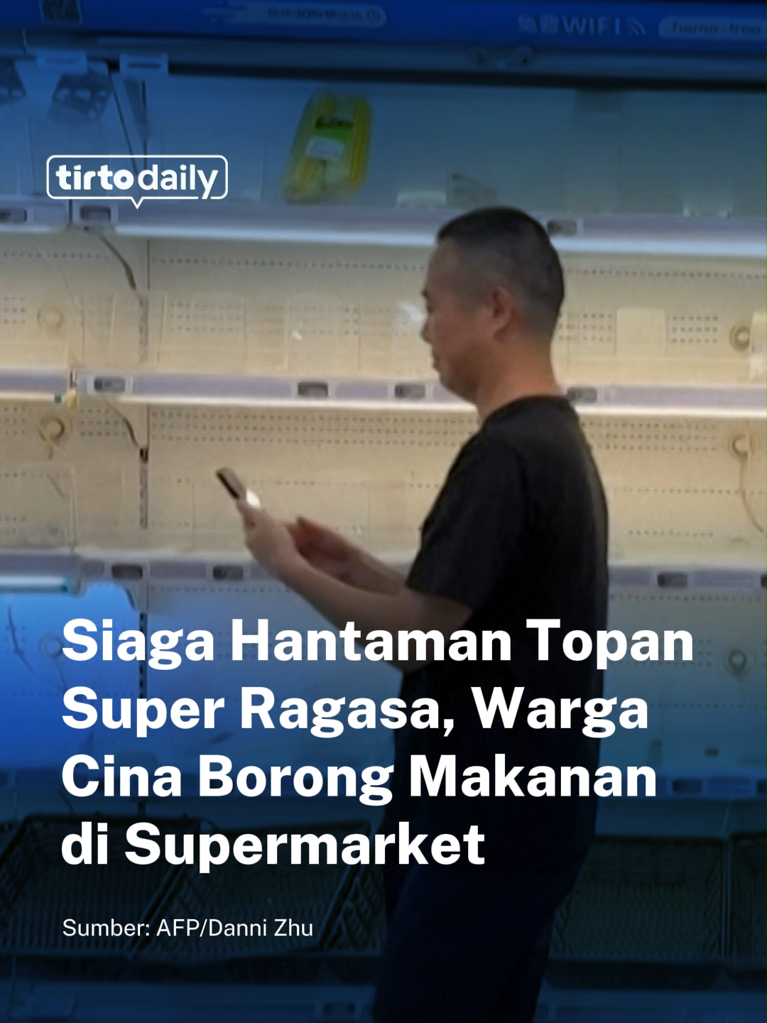 Warga Kota Shenzhen, Cina, borong buah, sayur dan berbagai bahan makanan di pusat perbelanjaan. Mereka membeli semua makanan di rak untuk bersiap hadapi hantaman Topan Super Ragasa. Topan berkecepatan hingga 220 kilometer/jam ini sedang bergerak mendekati Guangdong di Cina Selatan.  Sebetulnya bukan hanya Cina, warga Hong Kong juga turut bersiap hadapi hantaman Topan Super Ragasa. Sama seperti warga di Cina, masyarakat Hong Kong juga membeli banyak bahan makanan jelang hantaman Topan Super Ragasa. Penulis/Editor: Muhammad Fadli Rizal #TirtoDaily #Cina #Topan #Shenzen