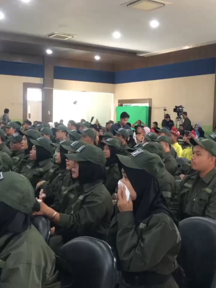 Pembekalan Wali Asuh dan Wali Asrama Sekolah Rakyat, Ini Pesan Mensos Gus Ipul BANJARBARU - Sekolah Rakyat Terintegrasi 9 Kota Banjarbaru dikunjungi Menteri Sosial Republik Indonesia (Mensos RI) , Saifullah Yusuf, Selasa (23/9/2025) siang.  Kedatangan Mensos Gus Ipul -akrab dipanggil- dalam rangka memberikan pembekalan kepada 655 wali asuh dan wali asrama siswa untuk program Sekolah Rakyat Batch II tahun anggaran 2025 yang tersebar di enam provinsi se Indonesia. Di Balai Besar Pendidikan Pelatihan Kesejahteraan Sosial (BBPPKS) Jalan Trikora Banjarbaru, Mensos Gus Ipul memberikan apresiasi kepada kepala sekolah, guru, keamanan, kebersihan, juru masak, dan tenaga pendidik lain, yang telah bersungguh-sungguh dengan tekad kuat mendampingi siswa Sekolah Rakyat.  