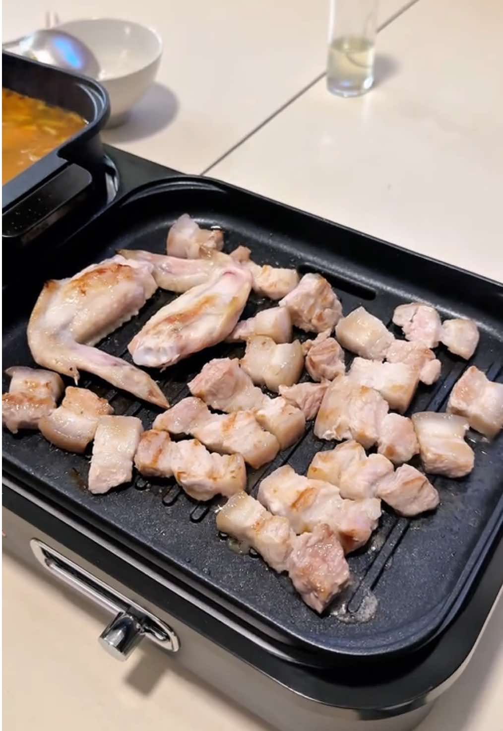 Trời mưa mưa mà ăn lẩu nướng thì còn gì bằng hen!  #beplaunuong #beplaunuongsmartchoice #reviewdogiadung #thuyydaily 