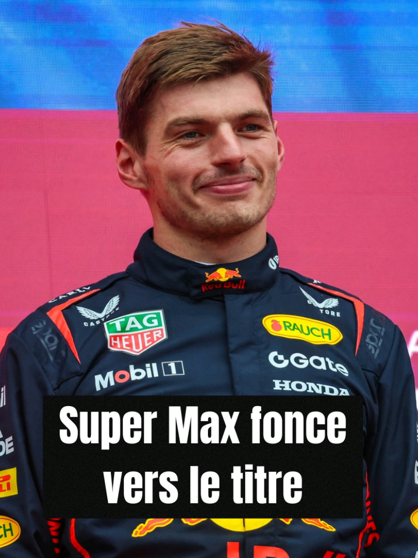Il y a une sacrée effervescence autour de Max Verstappen en ce moment, après ses deux victoires consécutives à Monza (GP d'Italie) et à Bakou (GP d'Azerbaïdjan). Ces résultats ont relancé le débat sur ses chances de décrocher un cinquième titre mondial consécutif en 2025, malgré un déficit important au championnat. Laisse-moi t'expliquer la situation et pourquoi ça buzz autant.Le contexte des victoiresGP d'Italie (Monza, 7 septembre) : Verstappen a signé la pole position sans aide d'un train avant, puis a remporté la course en dépassant Lando Norris sur la piste après un bref échange de positions au départ. C'était sa troisième victoire de la saison, et il a même établi le tour le plus rapide de l'histoire de la F1 à Monza. Une masterclass totale, avec 19 secondes d'avance sur le peloton.
 GP d'Azerbaïdjan (Bakou, 21 septembre) : Pole position dans des conditions chaotiques (vent à 60 km/h, crashes en qualifs), puis une victoire lights-to-flag (du départ à l'arrivée) devant George Russell et Carlos Sainz. Oscar Piastri, leader du championnat, a crashé au premier tour, et Norris n'a terminé que 7e. Résultat : Verstappen réduit l'écart de 104 à 69 points sur Piastri, et à 44 sur Norris, avec sept courses restantes (dont trois sprints).
 
 Ces deux weekends consécutifs ont montré une Red Bull RB21 soudainement plus stable en virages lents, grâce à des ajustements sur le plancher qui ont éliminé le sous-virage chronique du début de saison.La hype sur les réseaux et dans les médiasSur X (ex-Twitter), c'est l'euphorie chez les fans de Verstappen. Des posts comme 