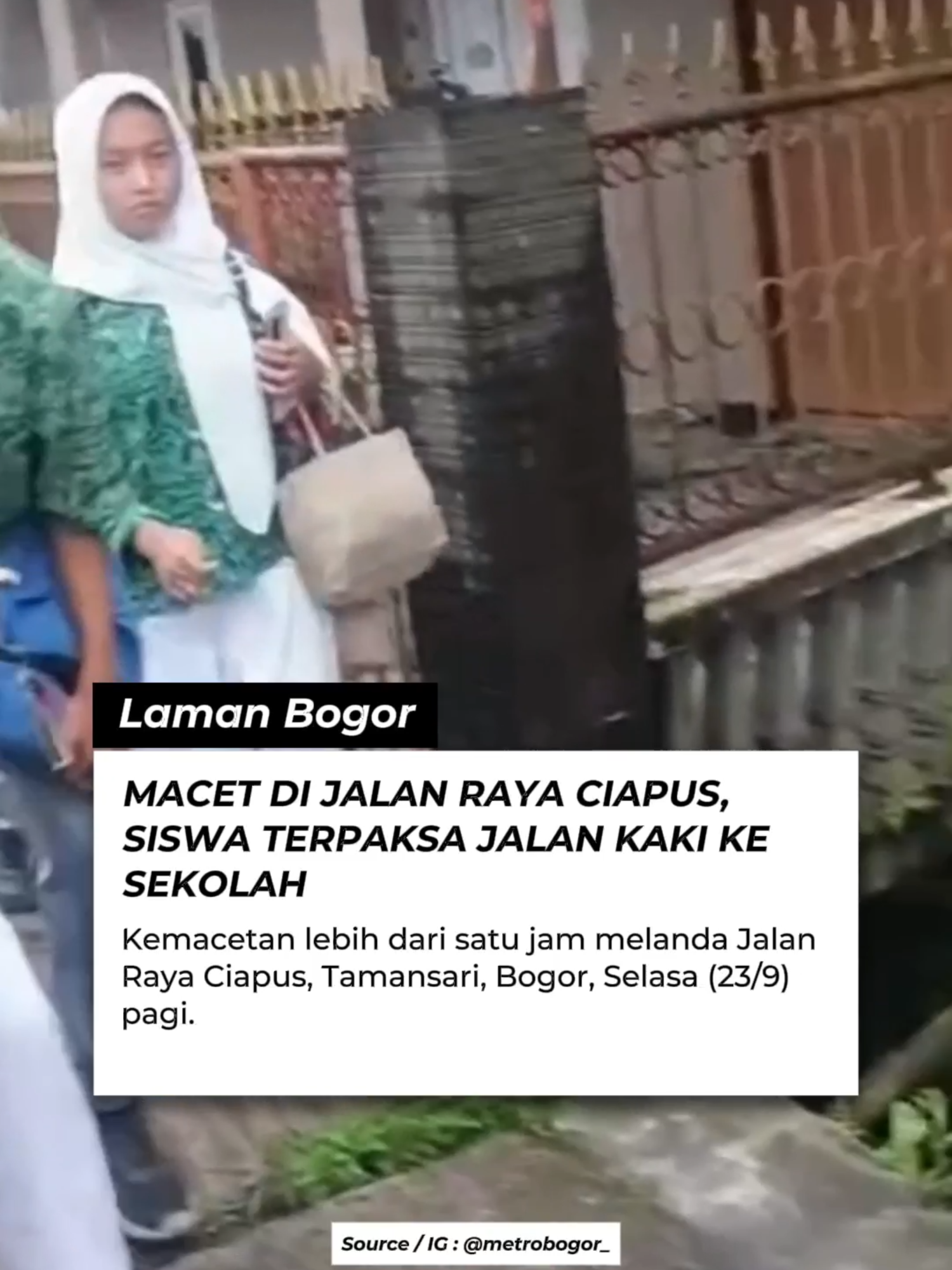 Kemacetan parah terjadi di Jalan Raya Ciapus, Kecamatan Tamansari, Kabupaten Bogor, Selasa (23/9/2025) pagi. Macet hingga lebih dari satu jam itu membuat banyak siswa terpaksa berjalan kaki menuju sekolah agar tidak semakin terlambat. Kemacetan bermula sekitar pukul 06.20 WIB, saat truk kontainer dari arah Kapten Yusuf berpapasan dengan bus rombongan peziarah dari arah Kemang di simpang Ciapus. Kondisi diperparah oleh jam sibuk warga yang berangkat kerja dan sekolah. Guru SMAN 1 Tamansari, Erlan, menyebut puluhan siswa dan guru terlambat akibat peristiwa tersebut. “Banyak siswa bahkan harus jalan kaki karena kendaraan tidak bisa bergerak,” katanya. Kapolsek Tamansari, Iptu Jajang, membenarkan insiden itu. Ia menyebut kemacetan panjang tak terhindarkan karena truk dan bus berpapasan di titik rawan saat jam padat. #LamanBogor #Ciapus #Macet